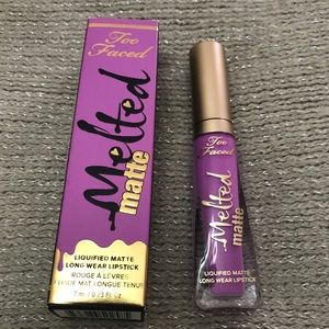 Too faced, Lipstick